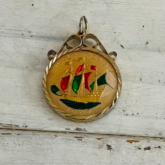 Vintage vermeil 1967 QueenElisabeth half penny pendant - Picture 3 of 5